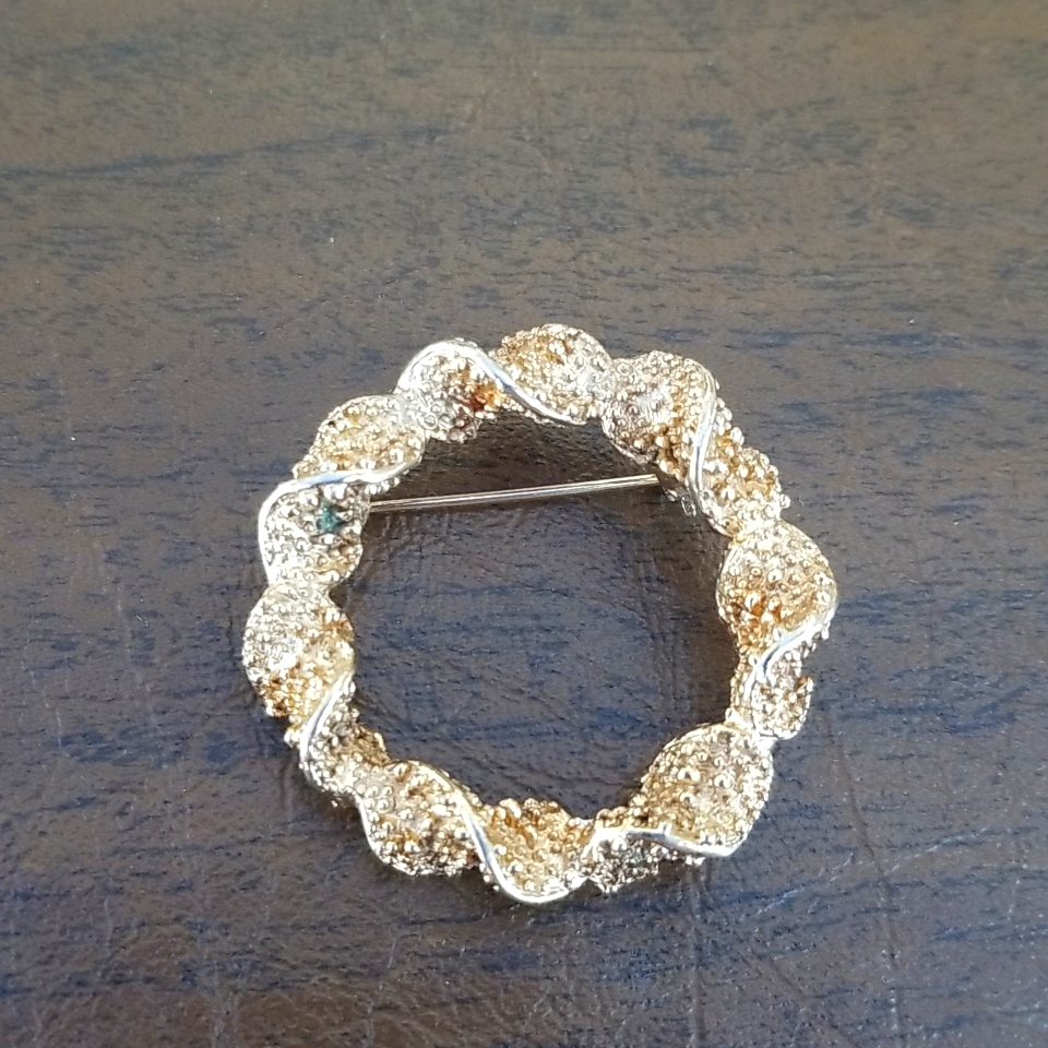 Emmons Brushed Gold Tone Textured Twist Wreath Brooch 20$